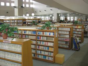 図書館内部写真（奥から撮影）